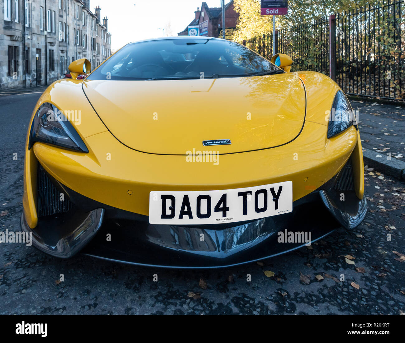 Un giallo 2017 McLaren 570S Coupe auto sportiva, parcheggiata in una strada laterale Foto Stock