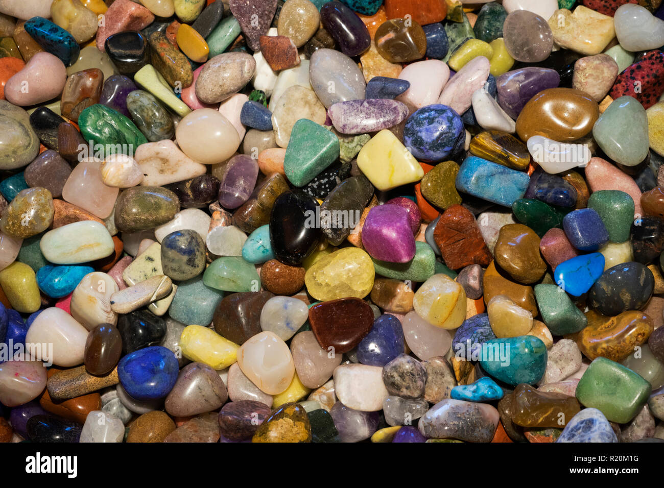 Assortimento di multi ciottoli colorati. Foto Stock