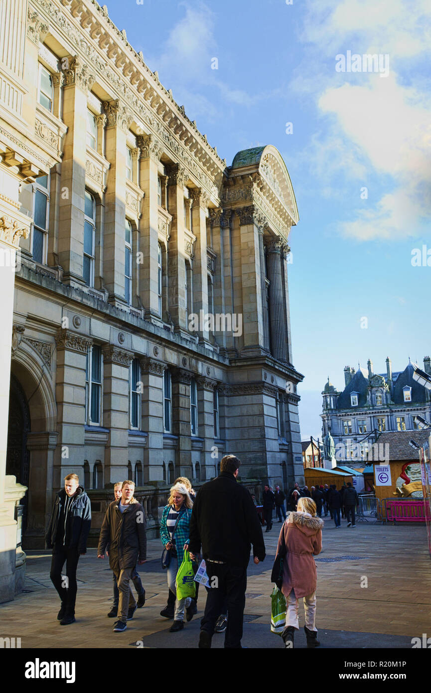 Birmingham Town Hall . Tempo di giorno. Poche persone camminare vicino a. Foto Stock