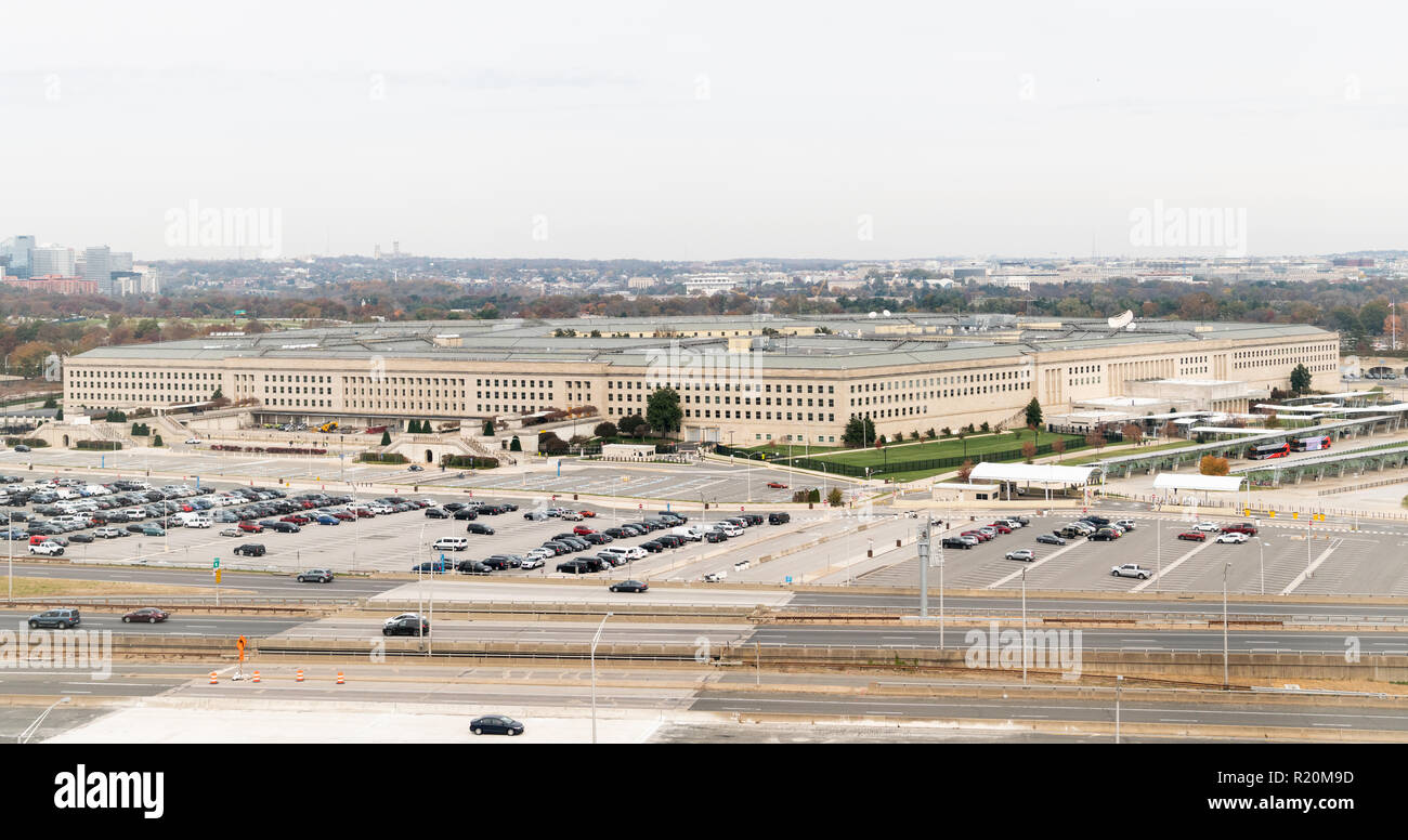 L'edificio del Pentagono, situato nella contea di Arlington, Virginia, attraverso il fiume Potomac da Washington, D.C. Foto Stock