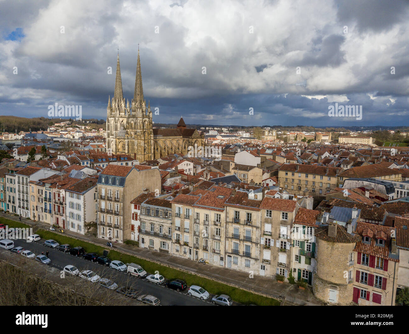 Panoramica aerea di Bayonne Francia nel Paese Basco di una cattedrale gotica medievale di case colorate e ponti, le mura della città e fortezza da Vauban Foto Stock