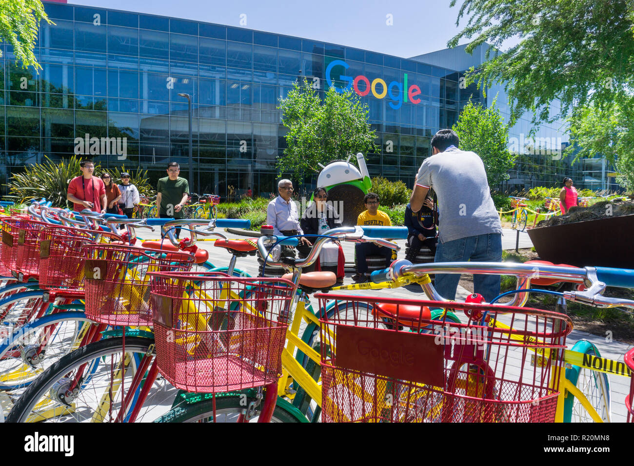Maggio 13, 2018 Mountain View / CA / STATI UNITI D'AMERICA - un gruppo di persone di scattare una foto a Google sede principale in Silicon Valley; biciclette colorate in per Foto Stock