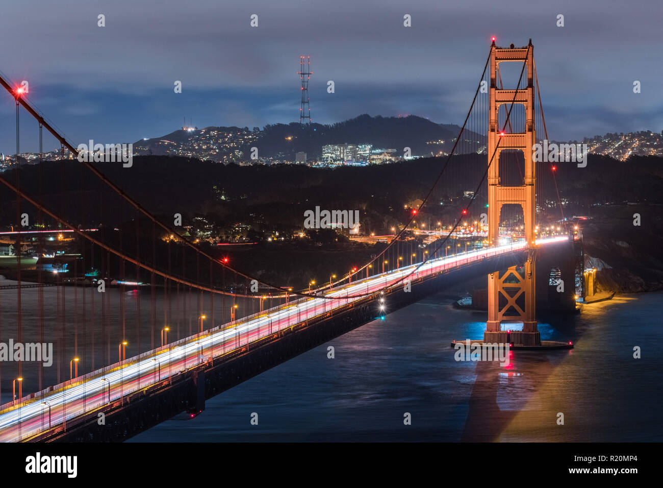 Vista notturna del Ponte Golden Gate, Twin Peaks e Il Sutro area torre in background, San Francisco, California Foto Stock
