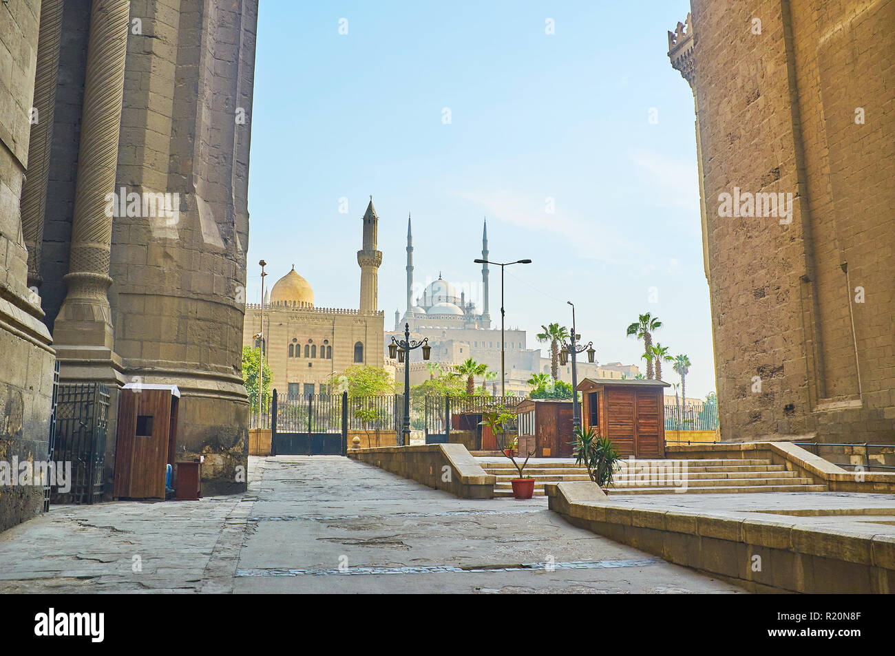 La vista sulla moschea Al-Mahmoudia e il grande Alabastro (Muhammad Ali) moschea della cittadella di Saladino dal passare tra le enormi pareti Al-Rifai Foto Stock