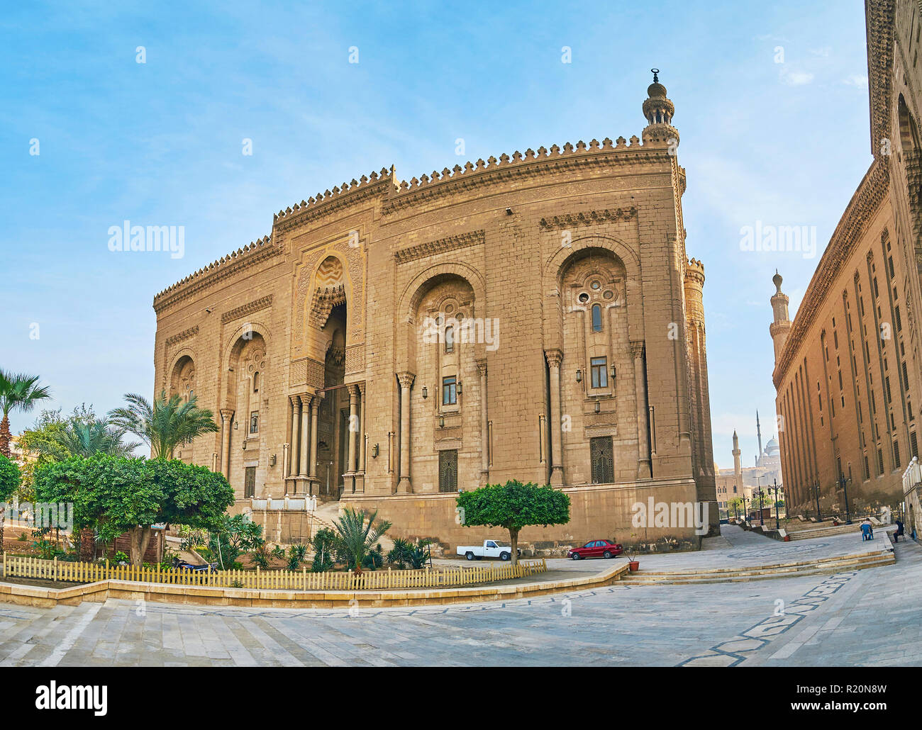 La vista sulla Moschea Al-Rifai, la parete del sultano Hassan Mosque-Madrasa e la sottile minareto di alabastro (Muhammad Ali) Moschea della cittadella di Saladino su Foto Stock