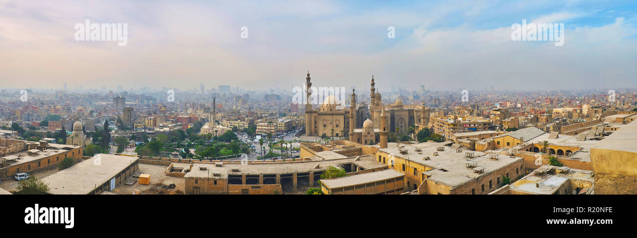 Saladino Cittadella è posto migliore per osservare la città vecchia, coperto con Serata nebbia, con l'aumento dei minareti di Al Rifai', sultano Hassan e mos Al-Mahmoudia Foto Stock