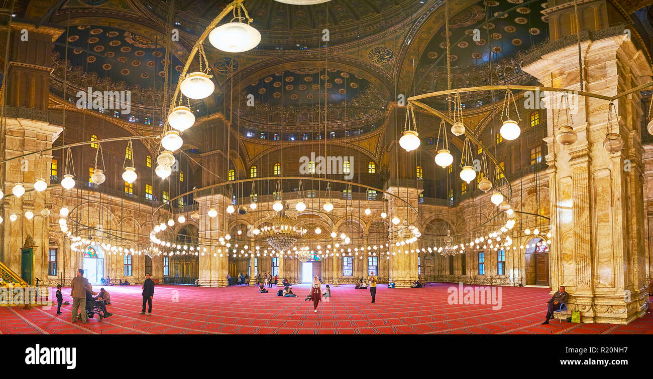 Il Cairo, Egitto - 21 dicembre 2017: il gigante sala da preghiera di Muhammad Ali (alabastro) Moschea della cittadella di Saladino, decorato con enormi colonne e sollievo Foto Stock