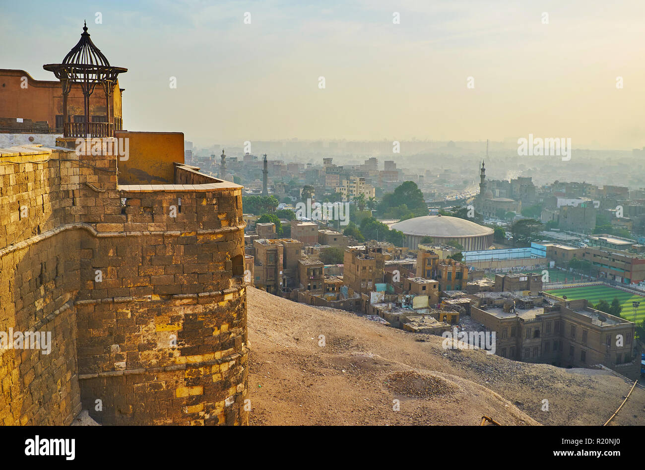 Il camminamento di ronda nella cittadella di Saladino con una vista sulla città e il cielo al tramonto, il Cairo, Egitto. Foto Stock