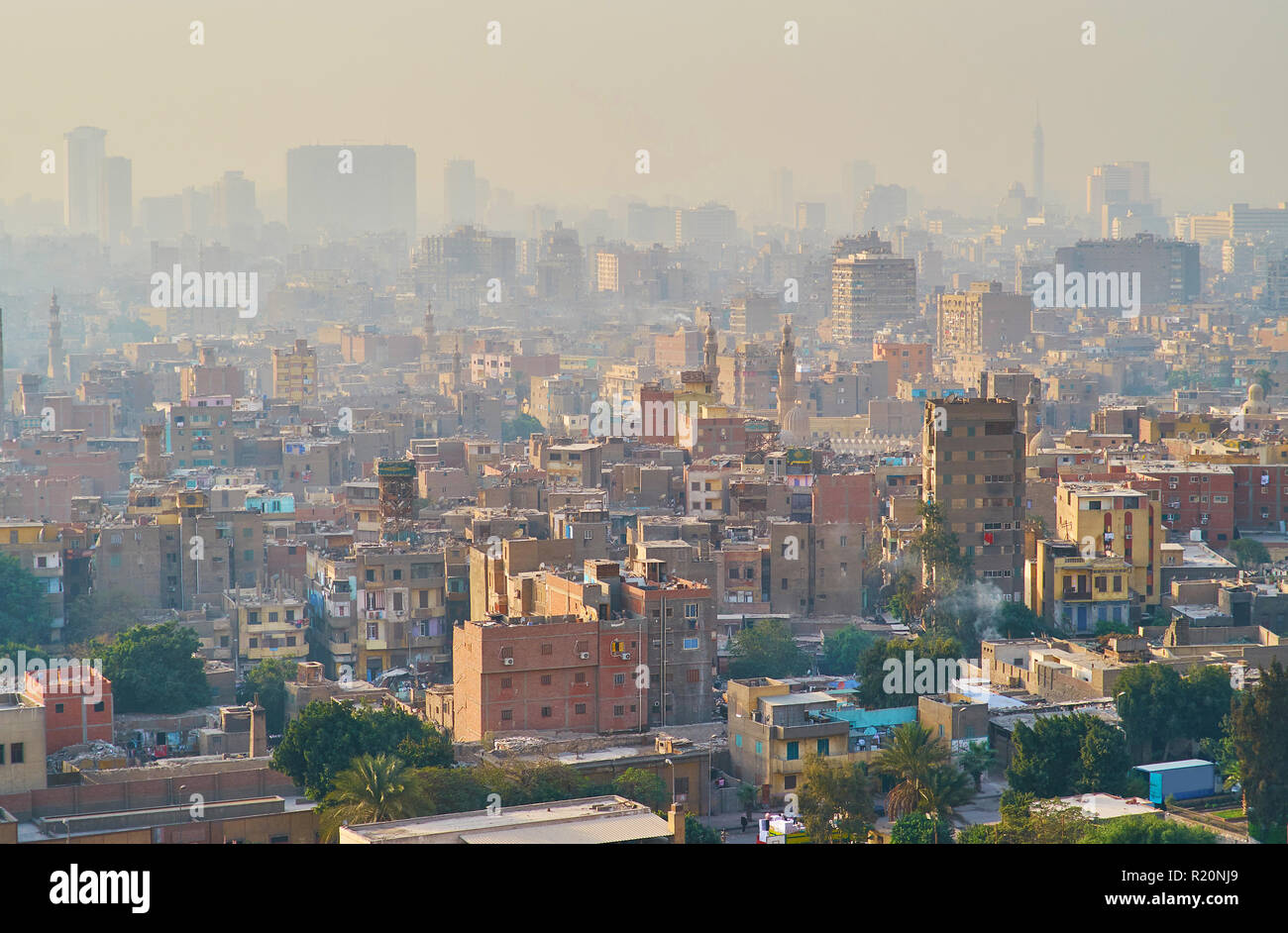 Il tramonto skyline del vecchio Cairo dal Saladino Cittadella, affacciato Al-Darb al-Ahmar - uno dei quartieri più poveri della città con numerosi histor Foto Stock