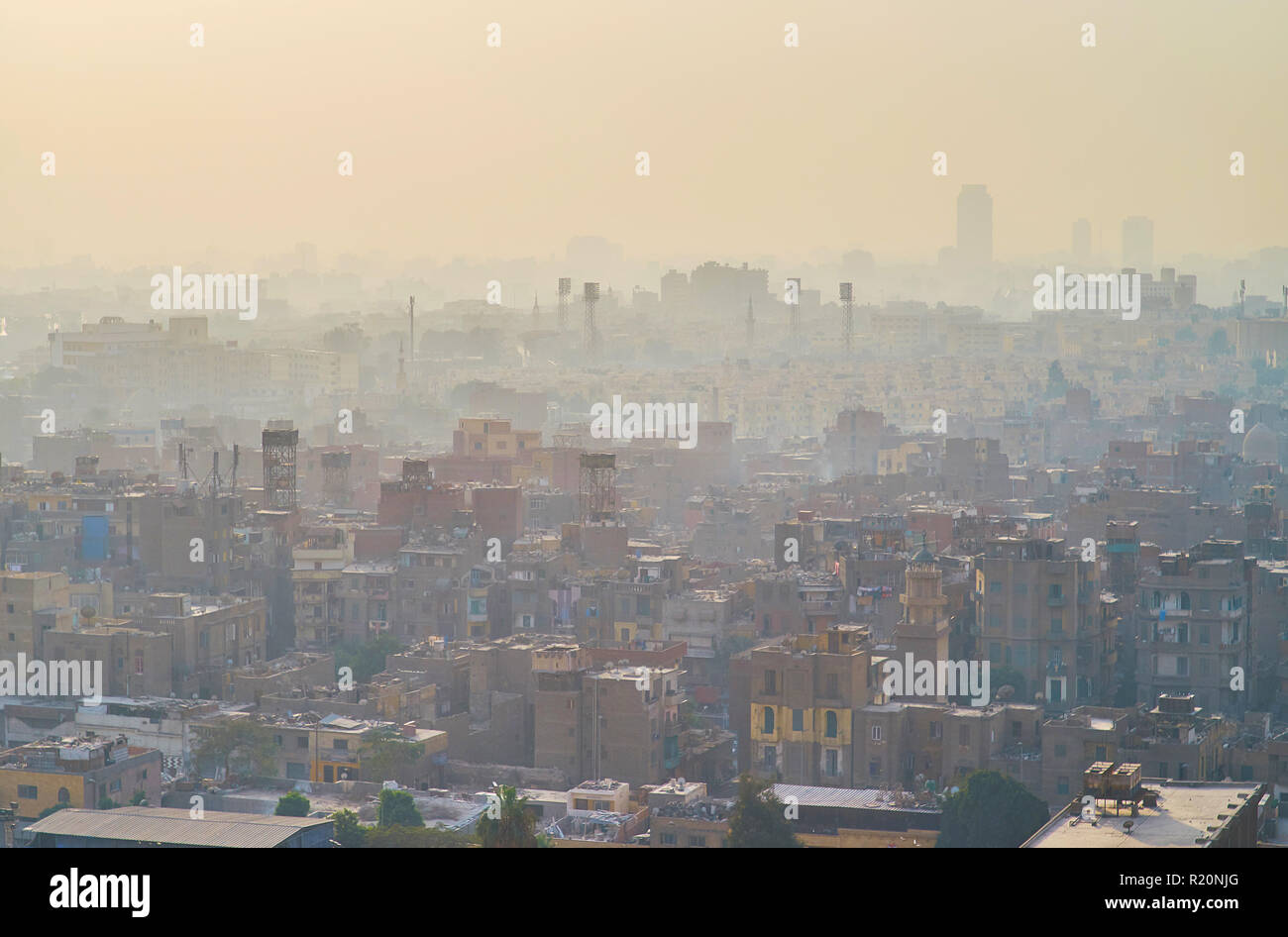 La silhouette di vecchi quartieri residenziali del Cairo in inverno nebbia sul tramonto, Egitto. Foto Stock
