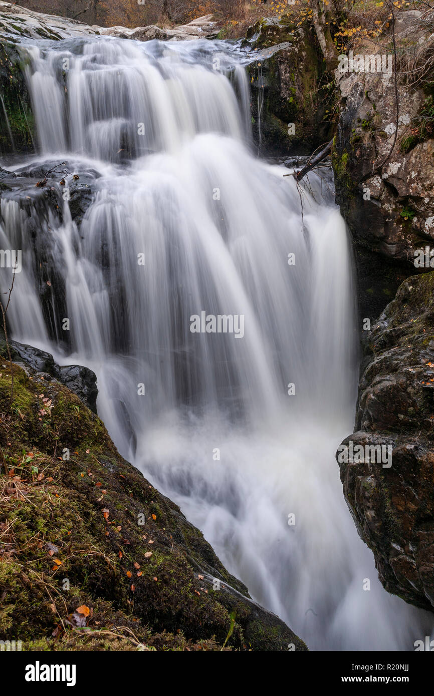 Cascata in un flusso roccioso a Aira Force nel distretto del lago, Inghilterra Foto Stock