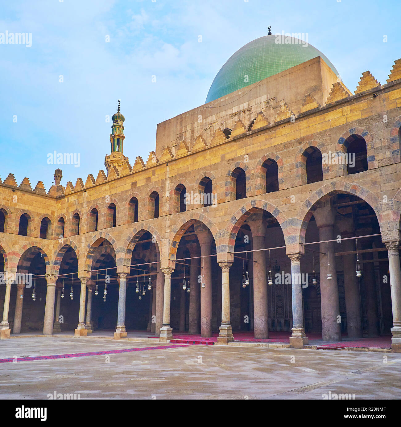 L'interessante architettura medievale di Al-Nasir Muhammad moschea con scenic hyostyle corte e interni ornati di decorazioni, cittadella di Saladino al Cairo, Foto Stock