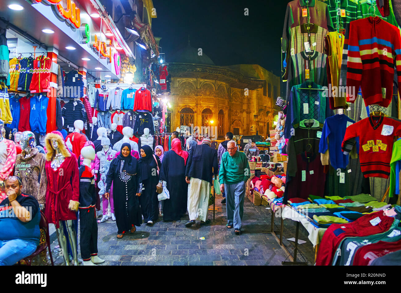 Il Cairo, Egitto - 21 dicembre 2017: la stretta affollato Al Muizz street, foderato con bancarelle del mercato, con una vista sulla medievale illuminata luminosamente Sabil-Kut Foto Stock