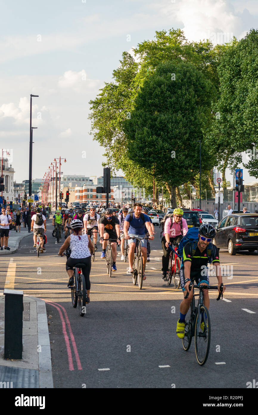 I ciclisti il pendolarismo su CS6 superhighway ciclo su Blackfriars Road a pomeriggio ora di punta in estate, London, Regno Unito Foto Stock