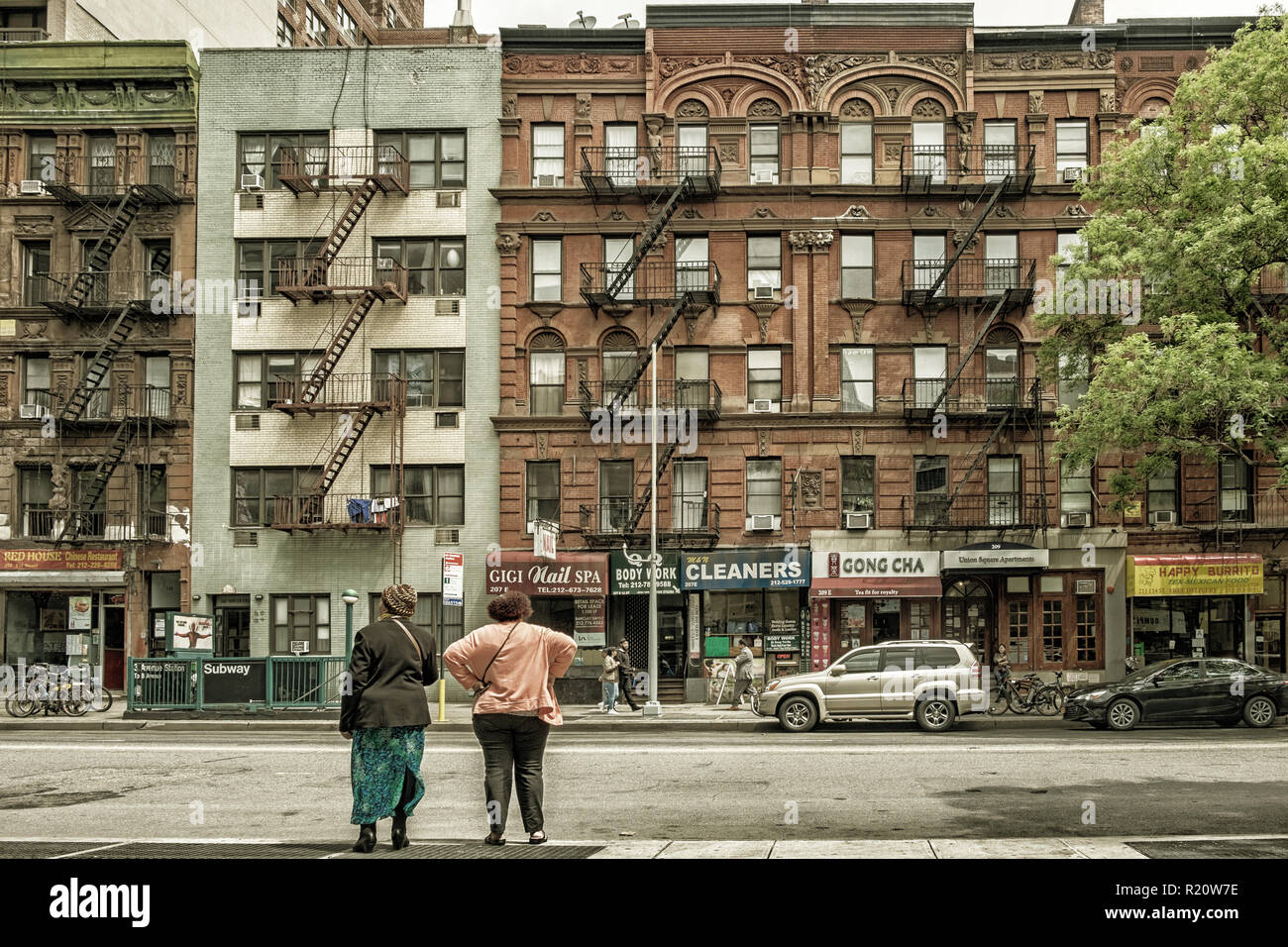 New York City, USA, 2018 maggio, scena urbana sulla 3rd Avenue in East Village, Manhattan Foto Stock