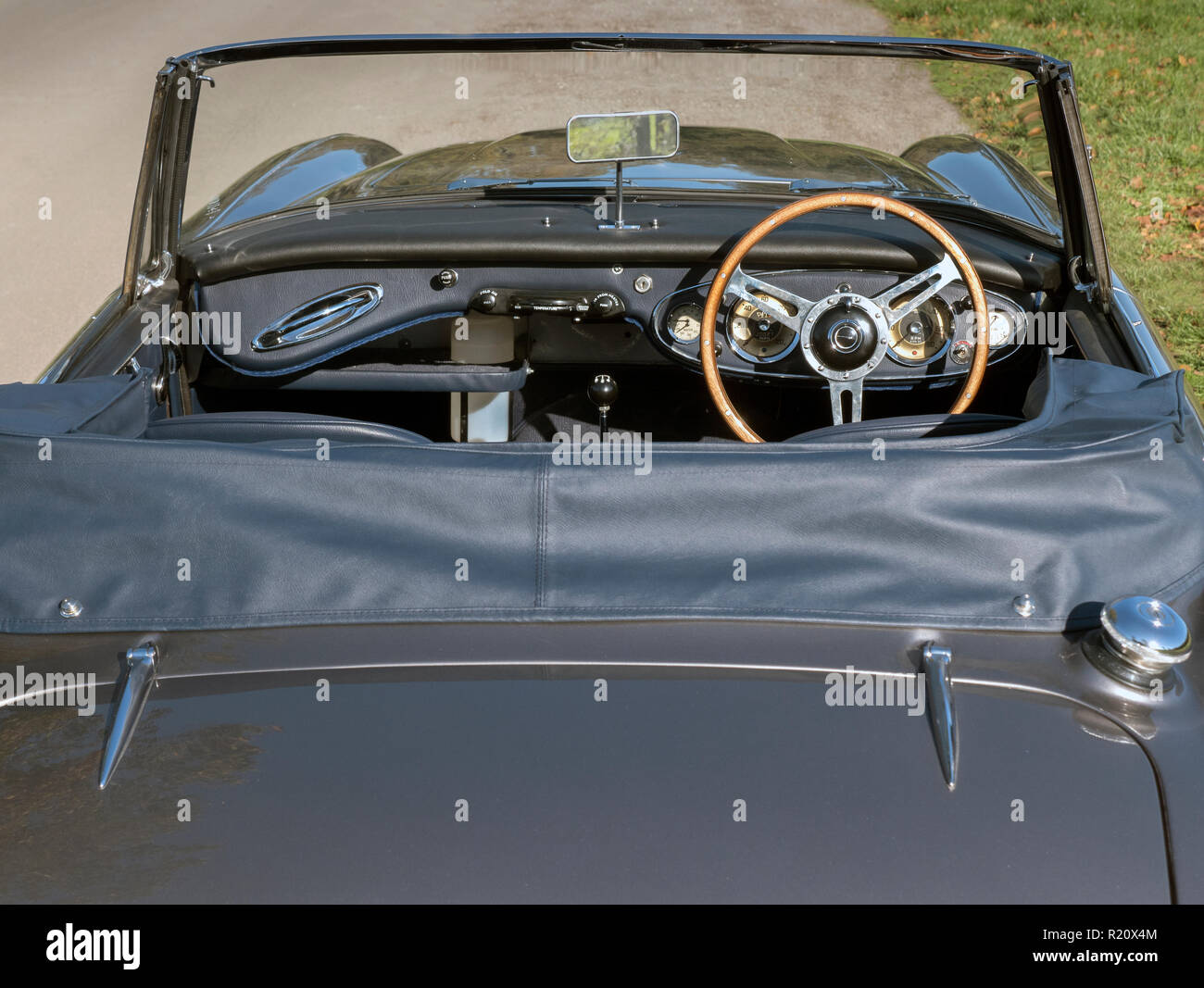 1964 Austin Healey BJ7 interni e cruscotto Foto stock - Alamy