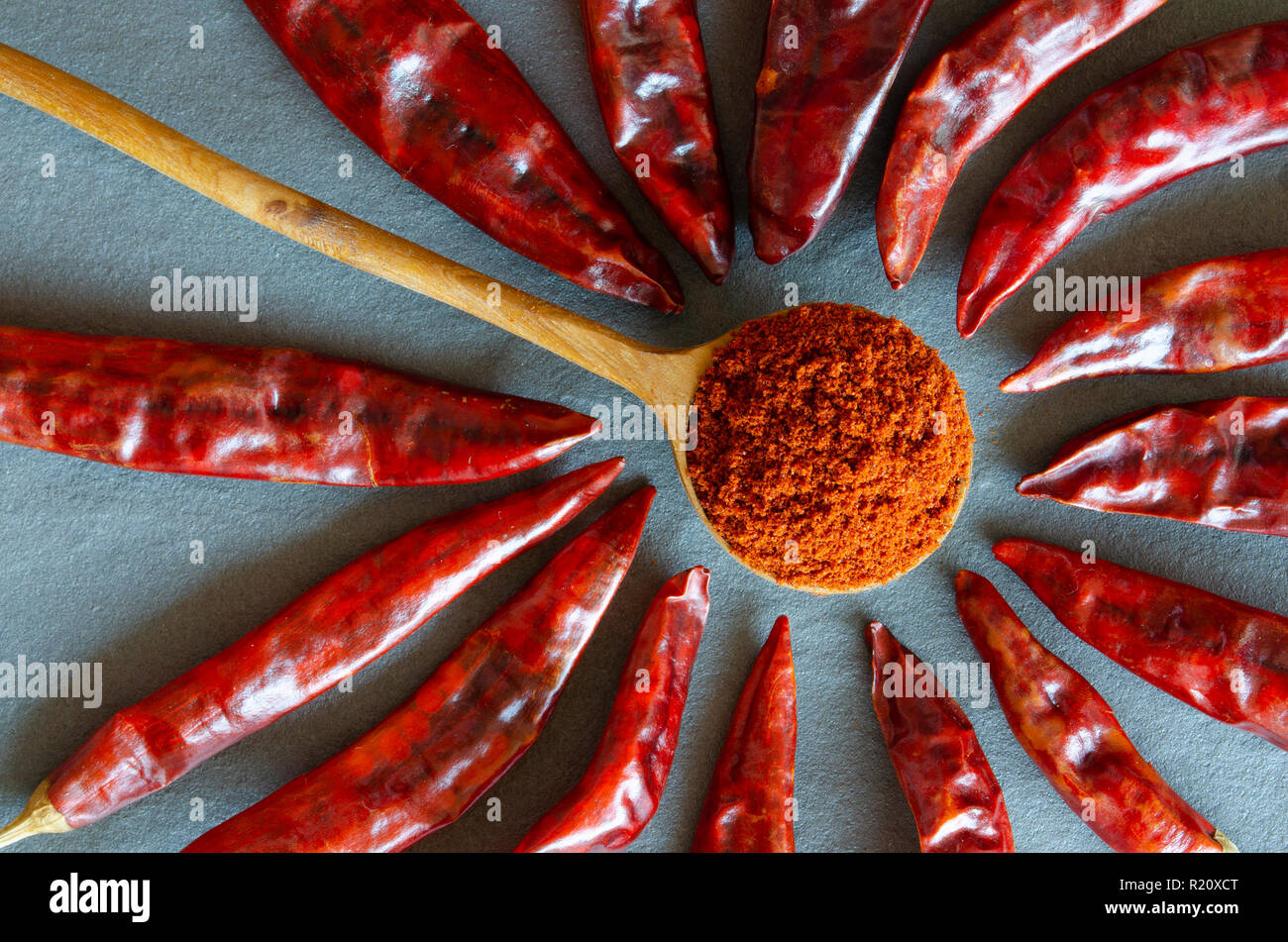 Per coloro che sono parziali per un pasto con un po' di un morso, pochi chilis o qualche peperoncino in polvere sono sicuri per dare red hot soddisfazione. Foto Stock