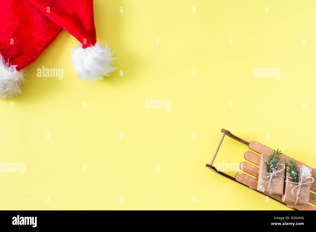 Creative composizione di Natale con i regali di natale e santa claus hat, laici piana, overhead Foto Stock