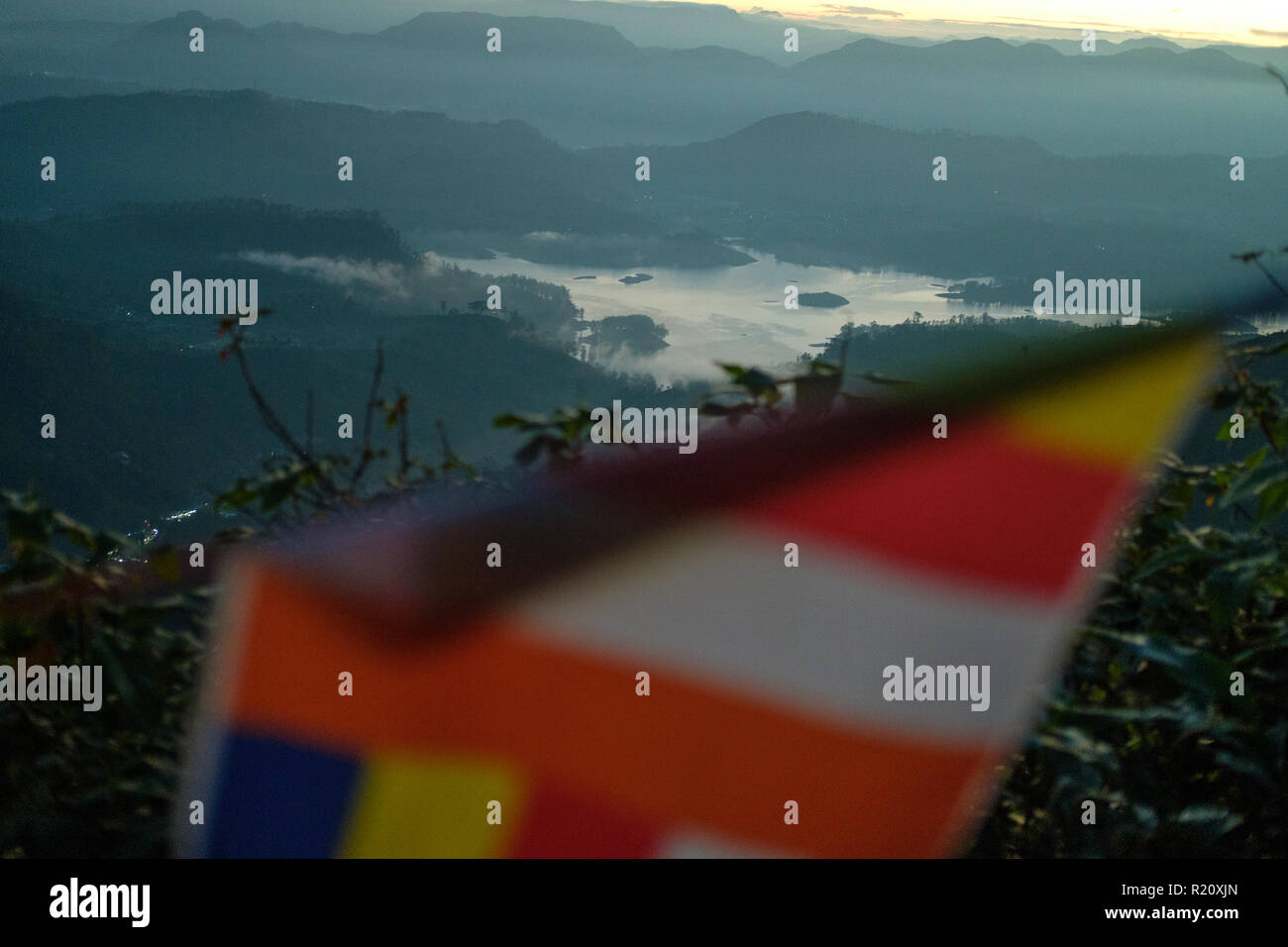 La mattina presto vista da Adam's Peak, Sri Lanka con bandiera buddista. Foto Stock