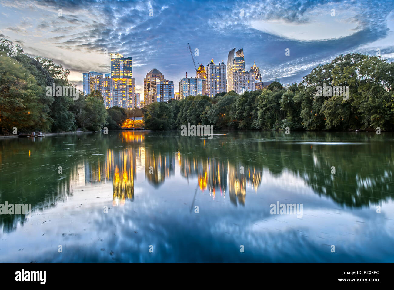 Atlanta Skyline dal parco piemontese al crepuscolo Foto Stock