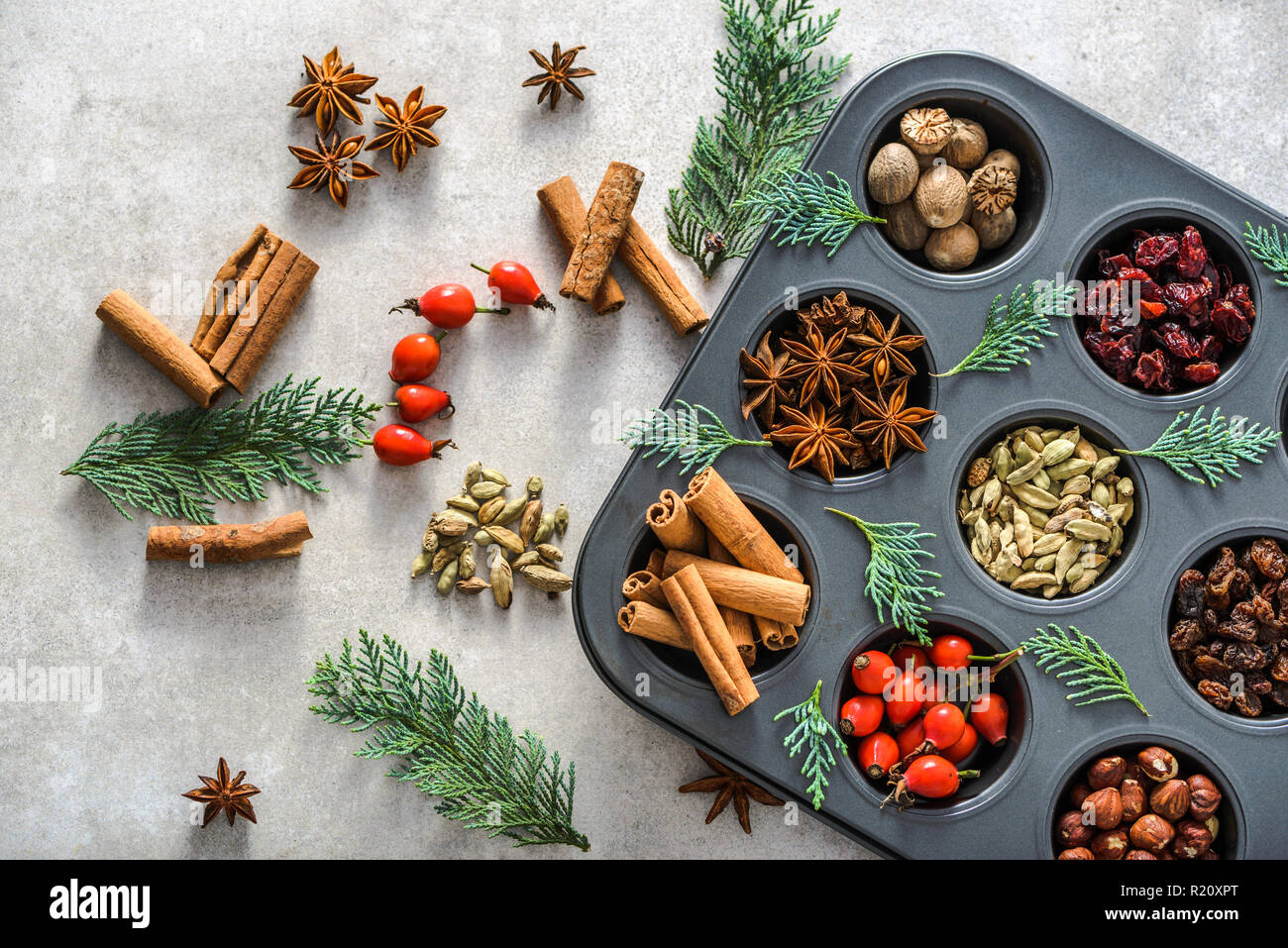 Sfondo con spezie e decorazione di Natale con le spezie, il concetto di cottura Foto Stock