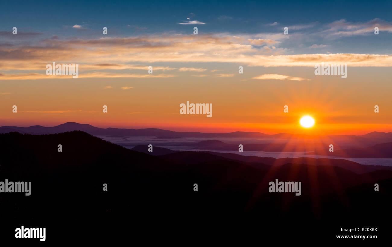 Sun cime sopra le vette delle Blue Ridge Parkway Foto Stock