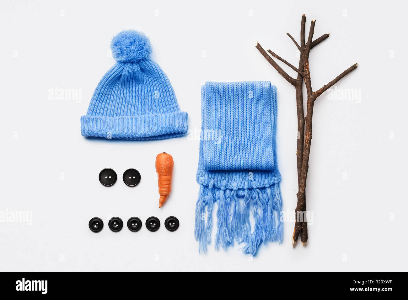 Insieme di elementi per la realizzazione di un pupazzo di neve. Natale e Anno Nuovo divertimento invernale con i bambini Foto Stock
