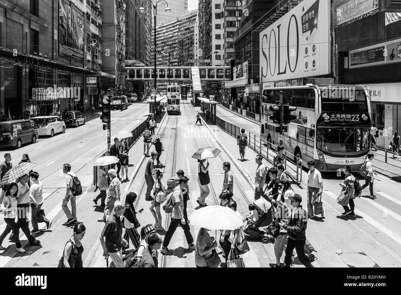 Hong Kong, Cina - 16 Maggio 2018: le persone che attraversano le King's road a North Point, una densità elevata per la maggior parte classe operaia quartiere residenziale di Hong Kong isl Foto Stock