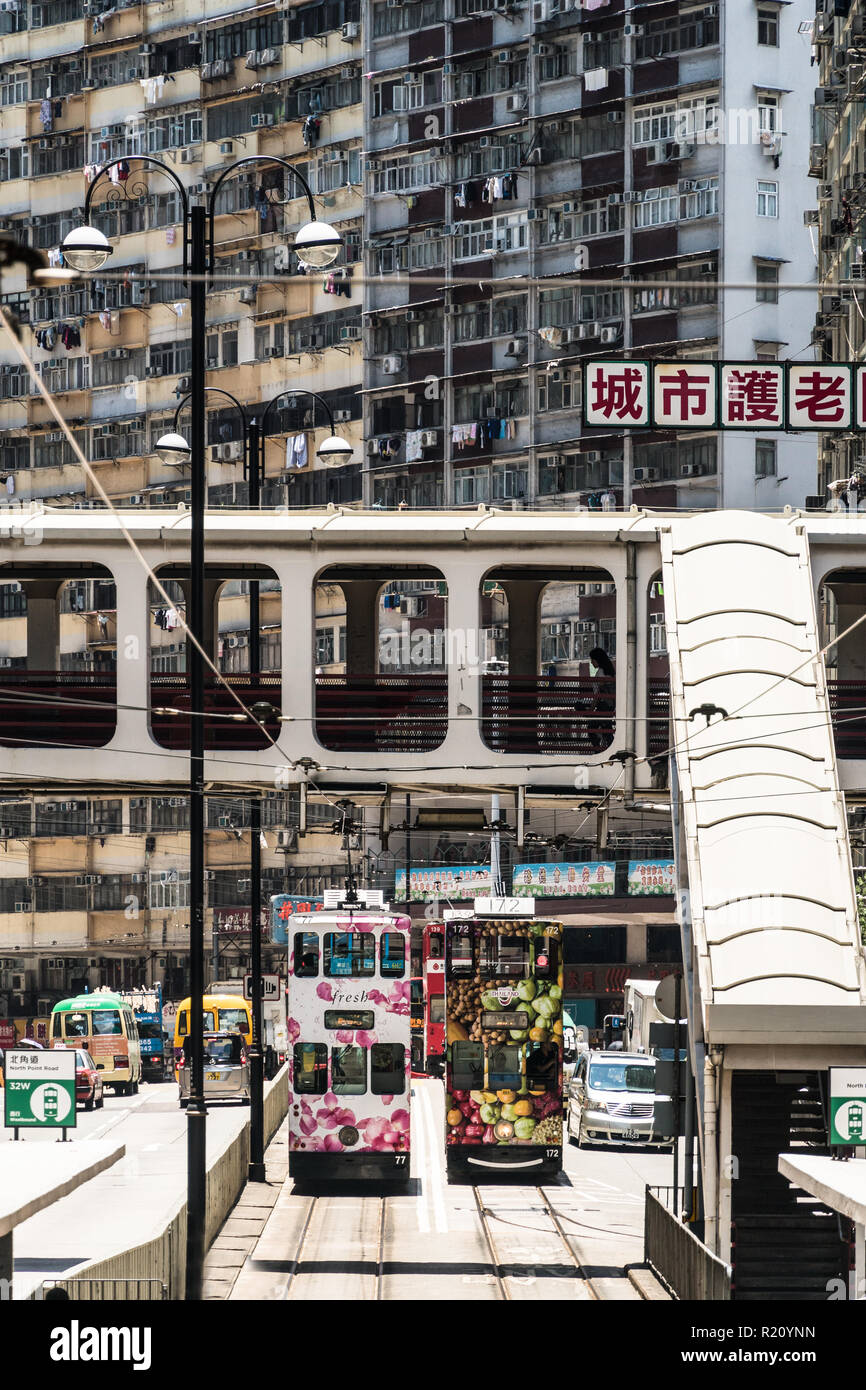 Hong Kong, Cina - 16 Maggio 2018: Tram e altri tipi di traffico nelle strade di North Point, una densità elevata per la maggior parte classe operaia quartiere residenziale di Hong Foto Stock