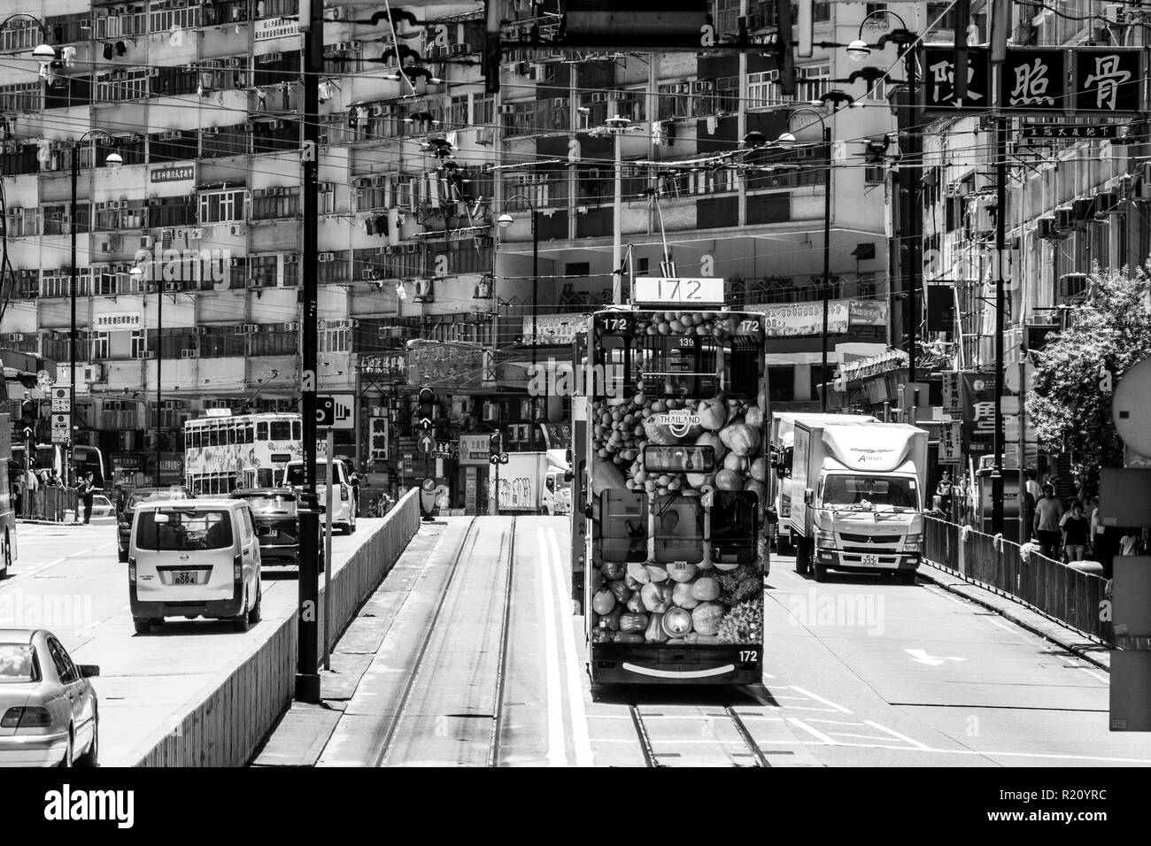 Hong Kong, Cina - 16 Maggio 2018: Tram e altri tipi di traffico nelle strade di North Point, una densità elevata per la maggior parte classe operaia quartiere residenziale di Hong Foto Stock