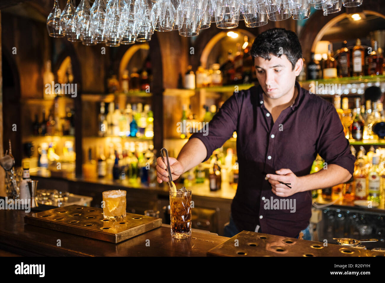 Barman rendendo cocktail, Valletta, Malta Foto Stock