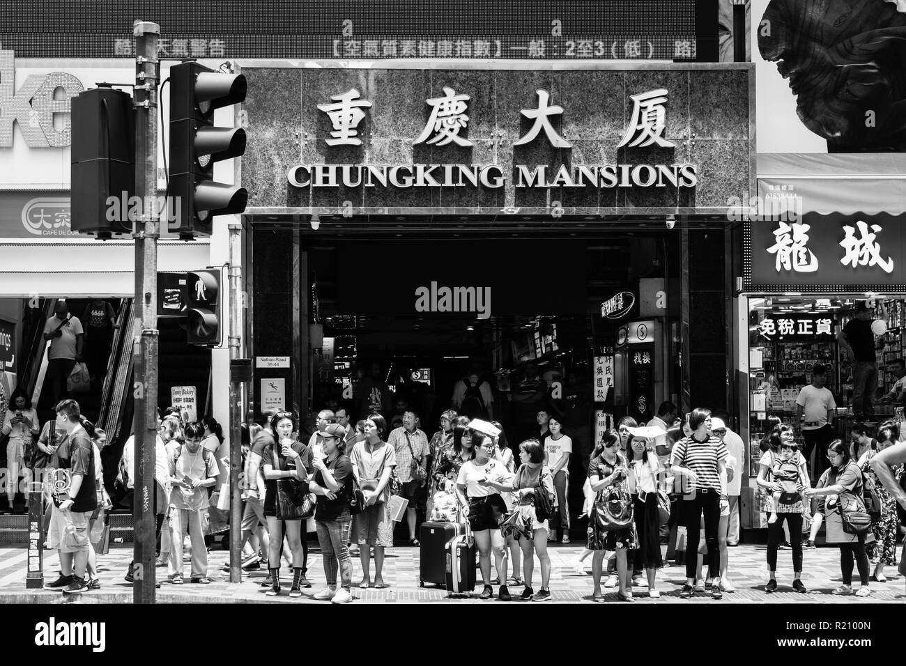 Hong Kong, Cina - 16 Maggio 2018: le persone in attesa di attraversare la strada di fronte al famoso Chungking Mansions in Tsim Sha Tsui, Kowloon in Hong Kong. Foto Stock
