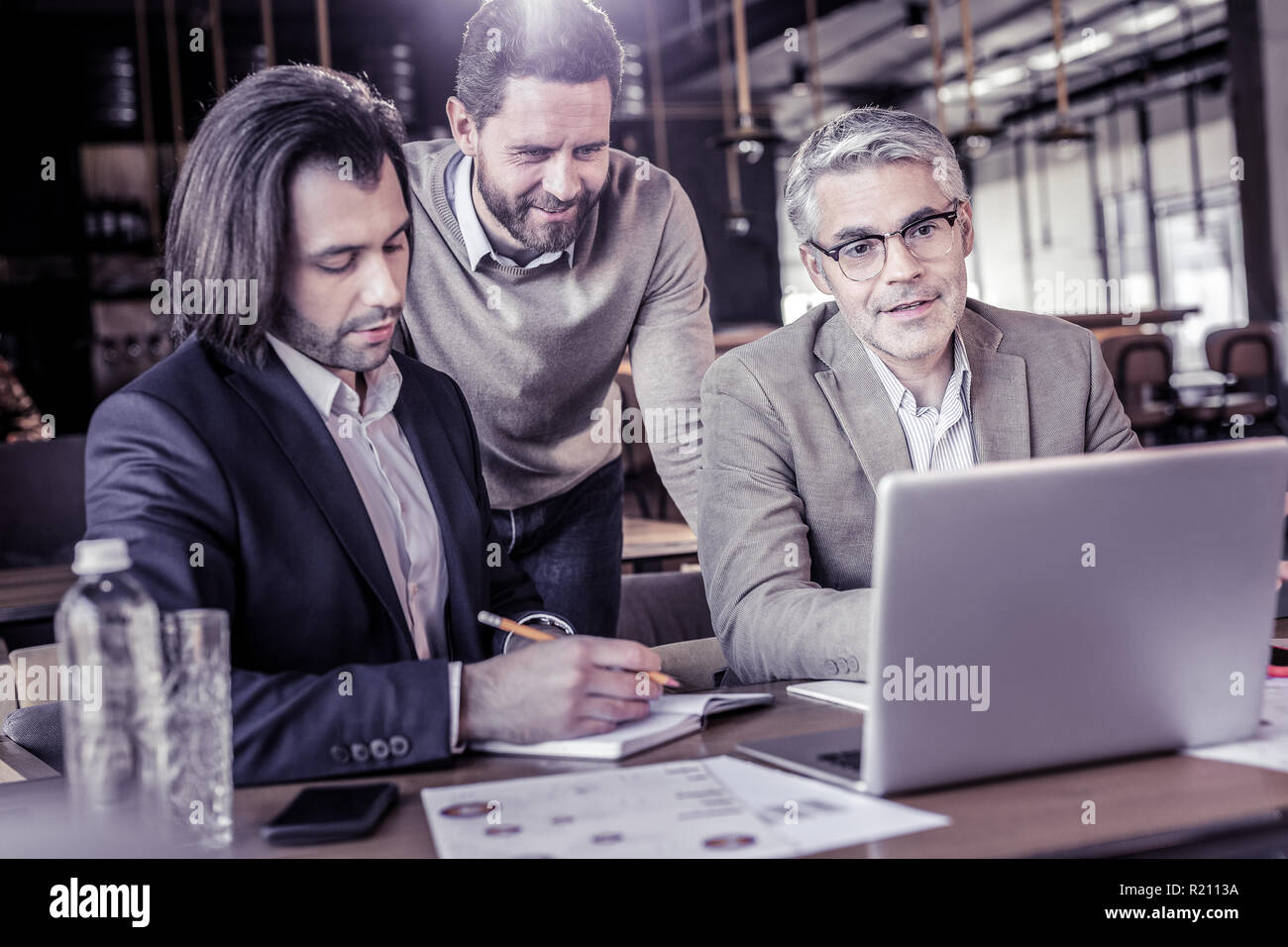 Attento brunette manager di creazione annotazioni nel libro Foto Stock