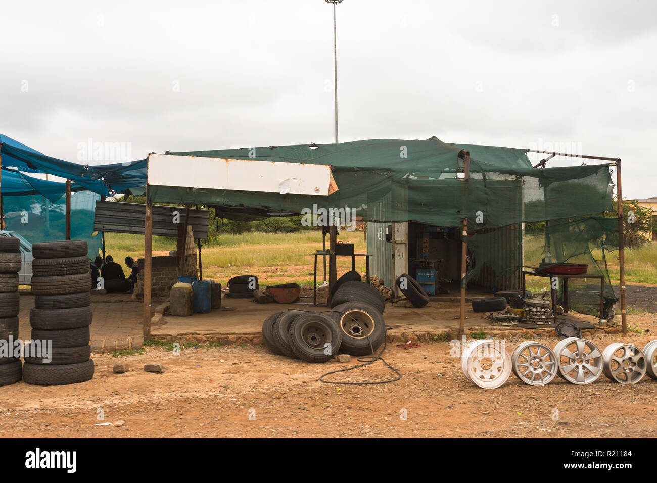 Pneumatici Vettura centro di montaggio come una casa industria o small business in un villaggio rurale in Sud Africa Foto Stock