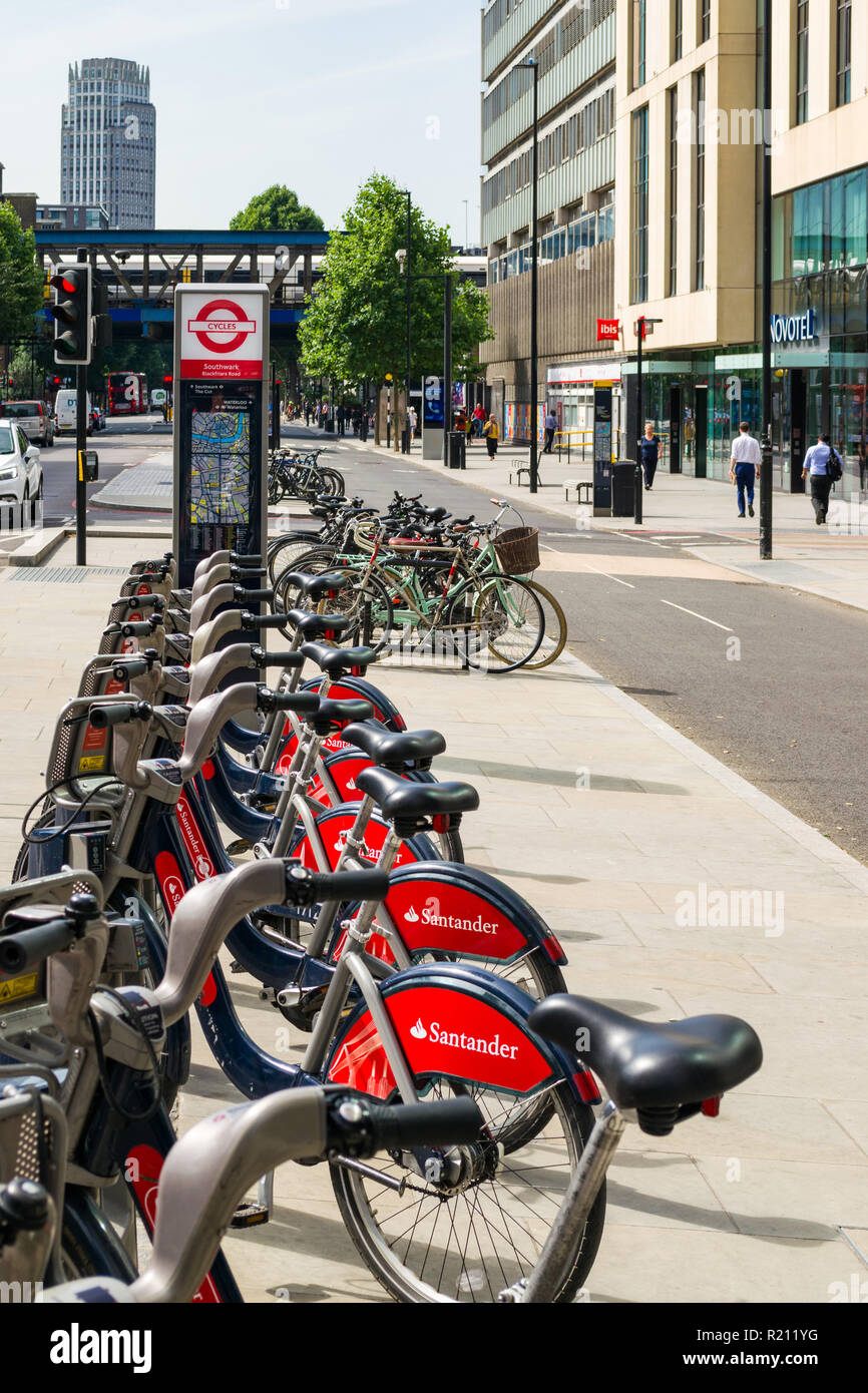 La CS6 superhighway ciclo a Blackfriars road con una fila di cicli di Santander parcheggiato su un marciapiede, London, Regno Unito Foto Stock