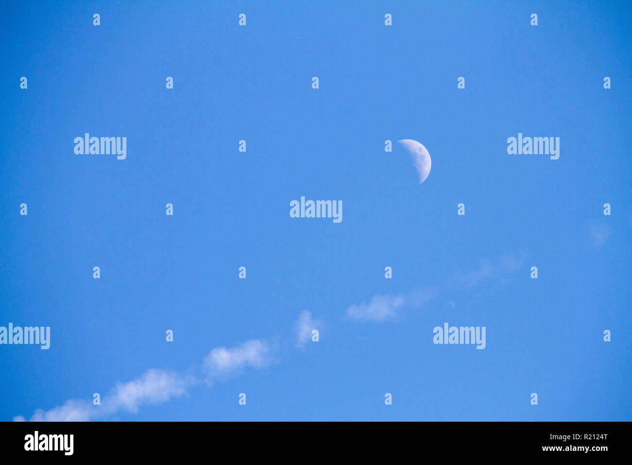 Luna fuori durante il giorno con il blu del cielo Foto Stock