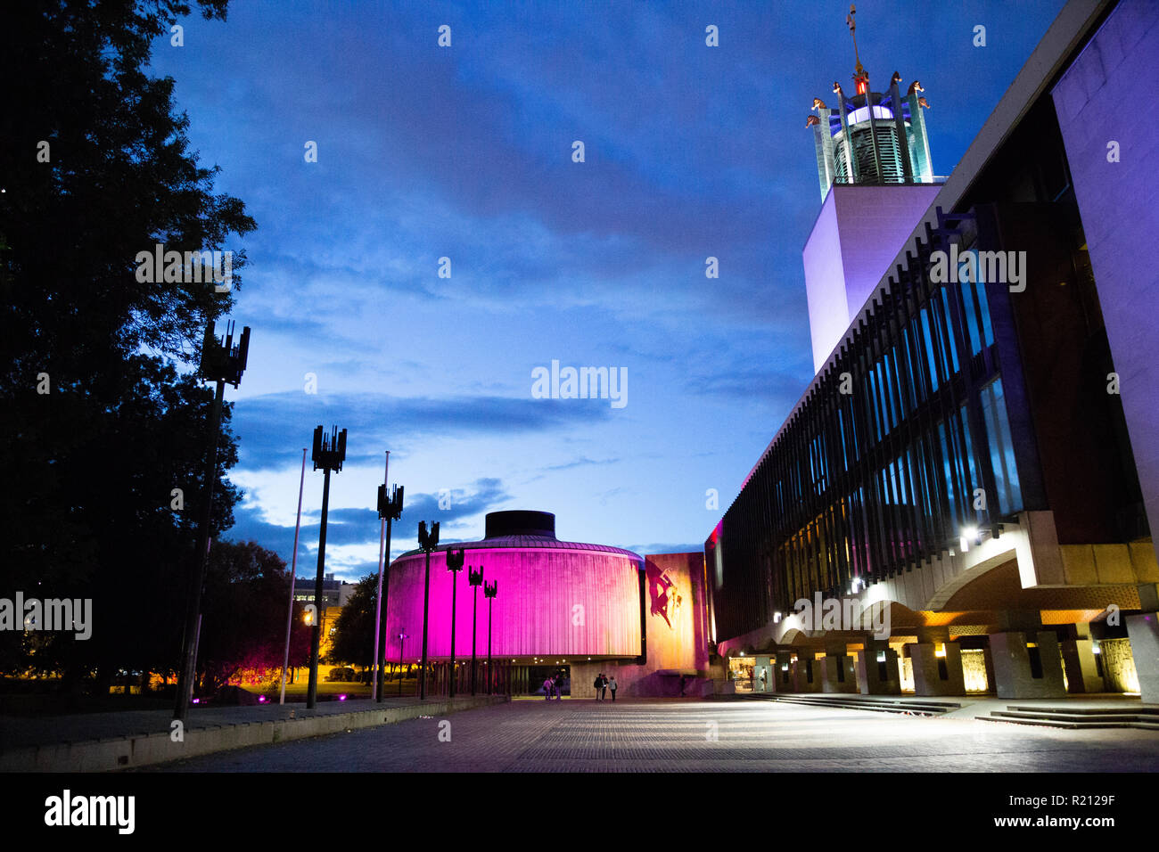 Newcastle Civic Center notturna illuminata fino al crepuscolo (luce rosa) Foto Stock