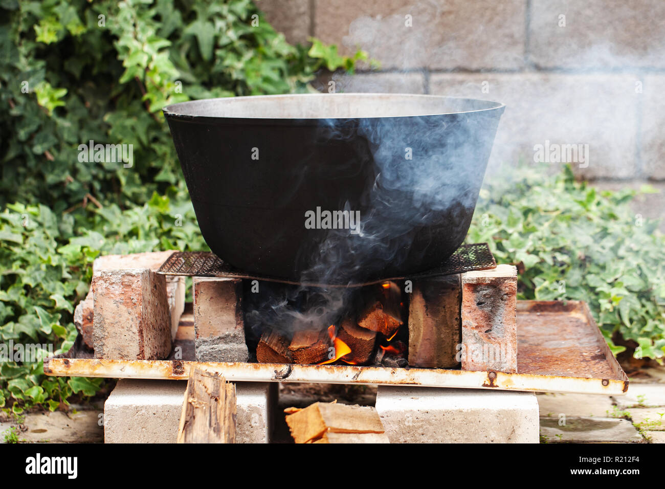 Calderone ebollizione su falò. Preparazione della zuppa Chorba, pasto tradizionale per molte cucine nazionali in Europa, Africa e Asia Foto Stock