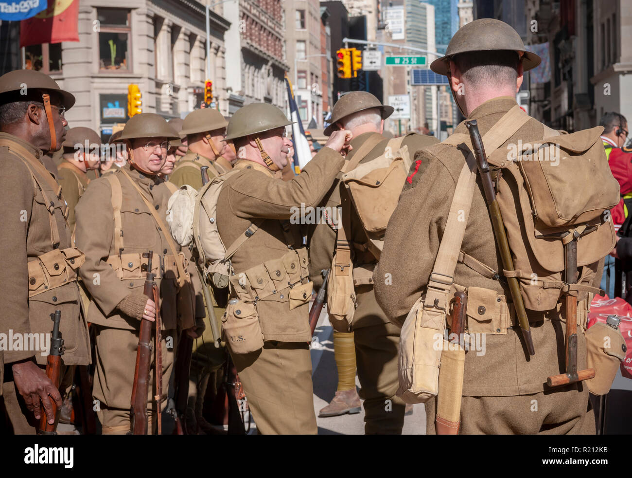 I membri del gruppo di rievocazione storica, la costa Est Doughboys, sulla Fifth Avenue a New York per i veterani parata del giorno di Domenica, 11 novembre 2018. Originariamente sa come il giorno dell'Armistizio, quest'anno la vacanza commemora il centesimo anniversario della fine della Seconda guerra mondiale I. sull'undicesima ora dell'undicesimo giorno dell'undicesimo mese le armi hanno taciuto nel 1918 segna la fine della Prima Guerra Mondiale. La vacanza è stata ampliata per includere tutti i soldati americani di tutte le guerre. (Â© Richard B. Levine) Foto Stock