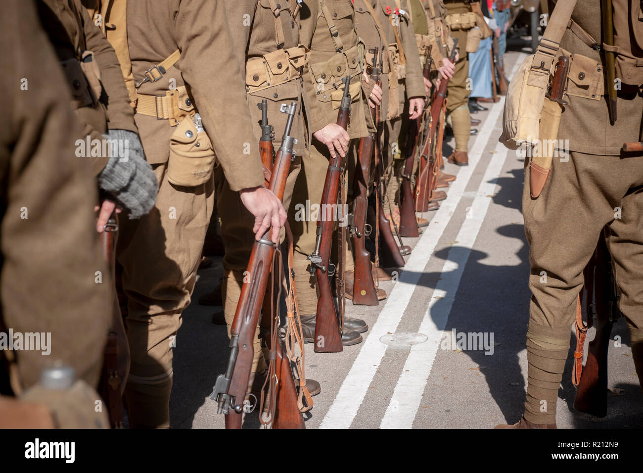 I membri del gruppo di rievocazione storica, la costa Est Doughboys, sulla Fifth Avenue a New York per i veterani parata del giorno di Domenica, 11 novembre 2018. Originariamente sa come il giorno dell'Armistizio, quest'anno la vacanza commemora il centesimo anniversario della fine della Seconda guerra mondiale I. sull'undicesima ora dell'undicesimo giorno dell'undicesimo mese le armi hanno taciuto nel 1918 segna la fine della Prima Guerra Mondiale. La vacanza è stata ampliata per includere tutti i soldati americani di tutte le guerre. (© Richard B. Levine) Foto Stock