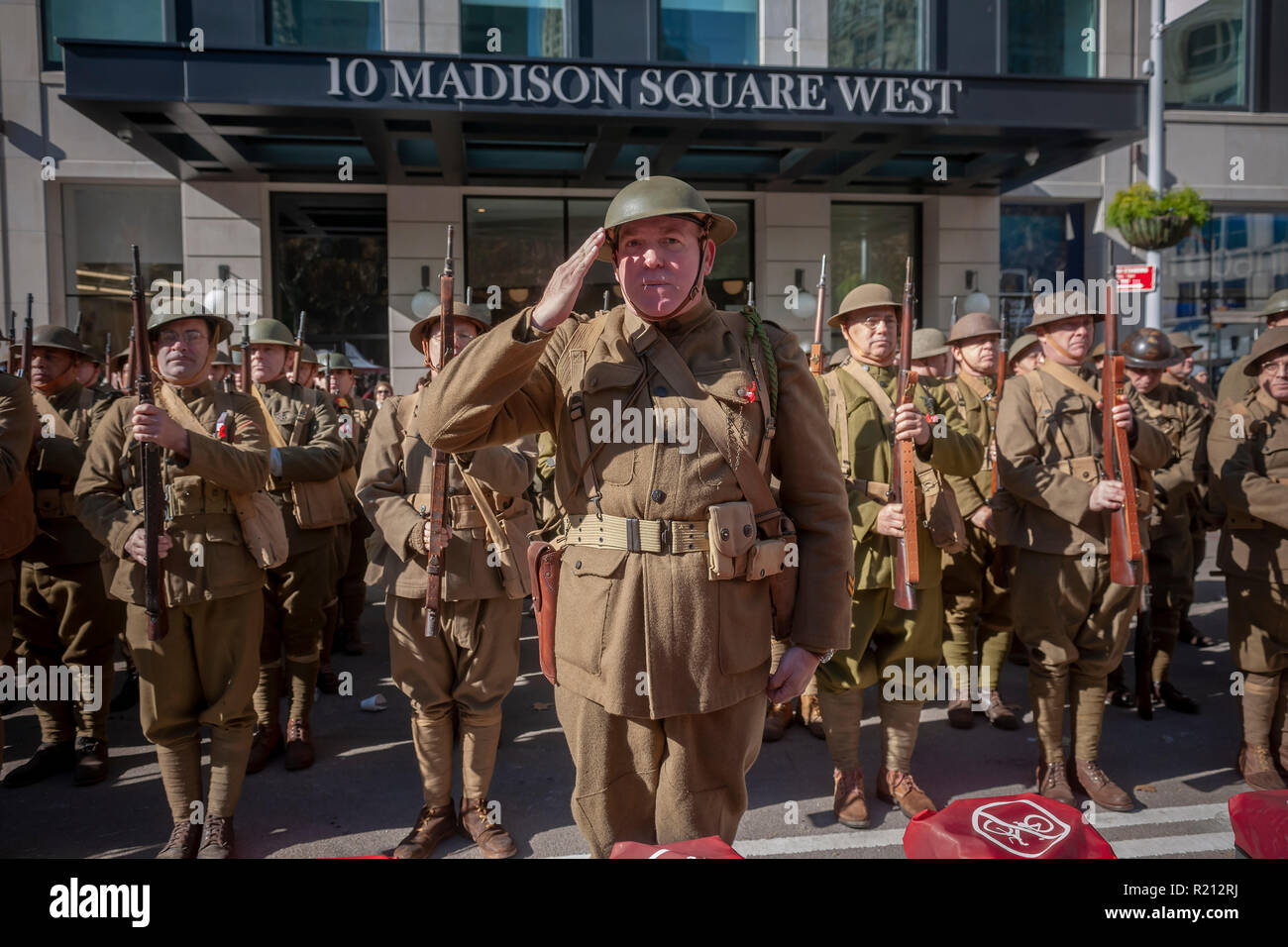 I membri del gruppo di rievocazione storica, la costa Est Doughboys, sulla Fifth Avenue a New York per i veterani parata del giorno di Domenica, 11 novembre 2018. Originariamente sa come il giorno dell'Armistizio, quest'anno la vacanza commemora il centesimo anniversario della fine della Seconda guerra mondiale I. sull'undicesima ora dell'undicesimo giorno dell'undicesimo mese le armi hanno taciuto nel 1918 segna la fine della Prima Guerra Mondiale. La vacanza è stata ampliata per includere tutti i soldati americani di tutte le guerre. (Â© Richard B. Levine) Foto Stock