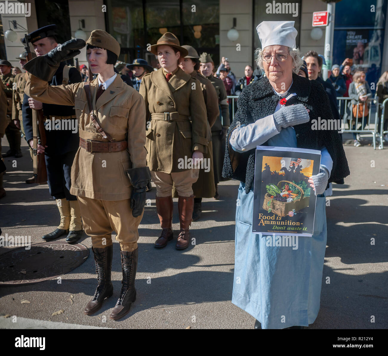 I membri del gruppo di rievocazione storica, la costa Est Doughboys, sulla Fifth Avenue a New York per i veterani parata del giorno di Domenica, 11 novembre 2018. Originariamente sa come il giorno dell'Armistizio, quest'anno la vacanza commemora il centesimo anniversario della fine della Seconda guerra mondiale I. sull'undicesima ora dell'undicesimo giorno dell'undicesimo mese le armi hanno taciuto nel 1918 segna la fine della Prima Guerra Mondiale. La vacanza è stata ampliata per includere tutti i soldati americani di tutte le guerre. (Â© Richard B. Levine) Foto Stock