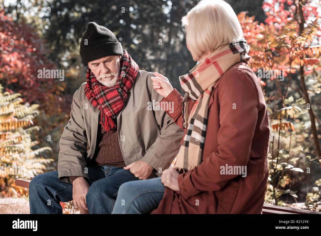 Premuto triste uomo che ascolta sua moglie Foto Stock