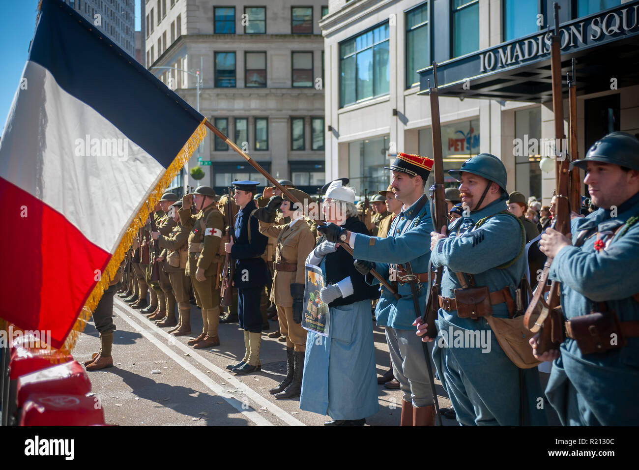 I membri del gruppo di rievocazione storica, la costa Est Doughboys, sulla Fifth Avenue a New York per i veterani parata del giorno di Domenica, 11 novembre 2018. Originariamente sa come il giorno dell'Armistizio, quest'anno la vacanza commemora il centesimo anniversario della fine della Seconda guerra mondiale I. sull'undicesima ora dell'undicesimo giorno dell'undicesimo mese le armi hanno taciuto nel 1918 segna la fine della Prima Guerra Mondiale. La vacanza è stata ampliata per includere tutti i soldati americani di tutte le guerre. (Â© Richard B. Levine) Foto Stock