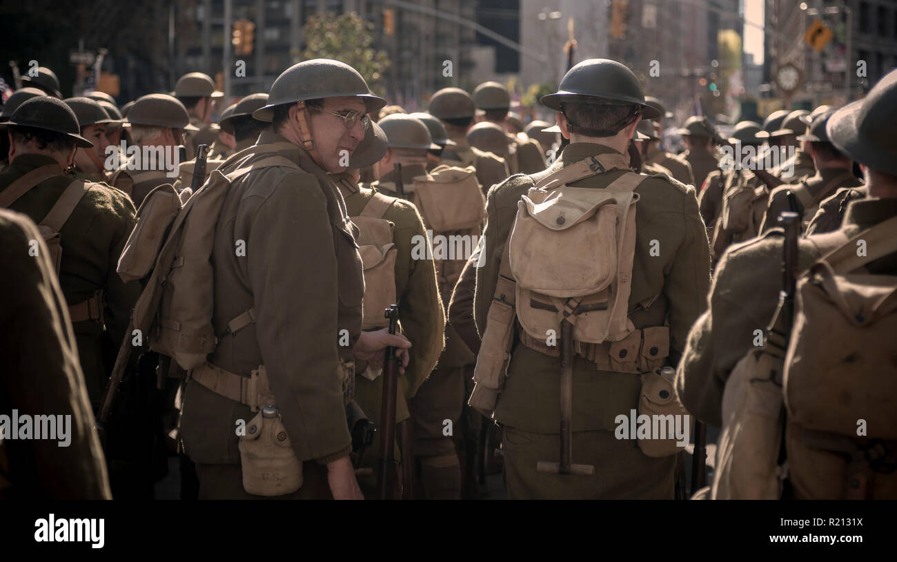I membri del gruppo di rievocazione storica, la costa Est Doughboys, sulla Fifth Avenue a New York per i veterani parata del giorno di Domenica, 11 novembre 2018. Originariamente sa come il giorno dell'Armistizio, quest'anno la vacanza commemora il centesimo anniversario della fine della Seconda guerra mondiale I. sull'undicesima ora dell'undicesimo giorno dell'undicesimo mese le armi hanno taciuto nel 1918 segna la fine della Prima Guerra Mondiale. La vacanza è stata ampliata per includere tutti i soldati americani di tutte le guerre. (Â© Richard B. Levine) Foto Stock