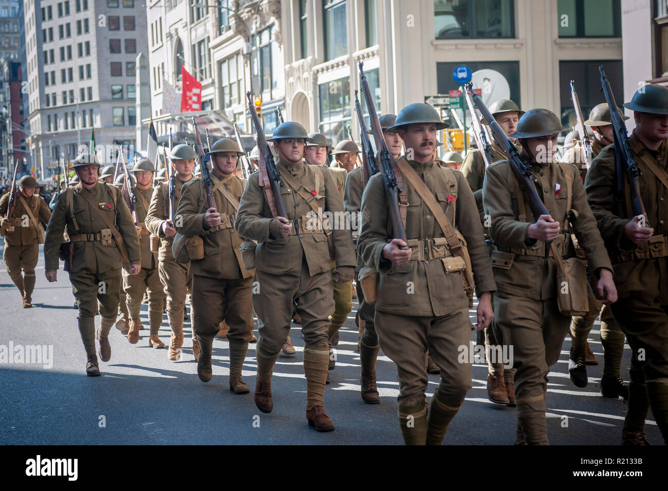 I membri del gruppo di rievocazione storica, la costa Est Doughboys, sulla Fifth Avenue a New York per i veterani parata del giorno di Domenica, 11 novembre 2018. Originariamente sa come il giorno dell'Armistizio, quest'anno la vacanza commemora il centesimo anniversario della fine della Seconda guerra mondiale I. sull'undicesima ora dell'undicesimo giorno dell'undicesimo mese le armi hanno taciuto nel 1918 segna la fine della Prima Guerra Mondiale. La vacanza è stata ampliata per includere tutti i soldati americani di tutte le guerre. (© Richard B. Levine) Foto Stock