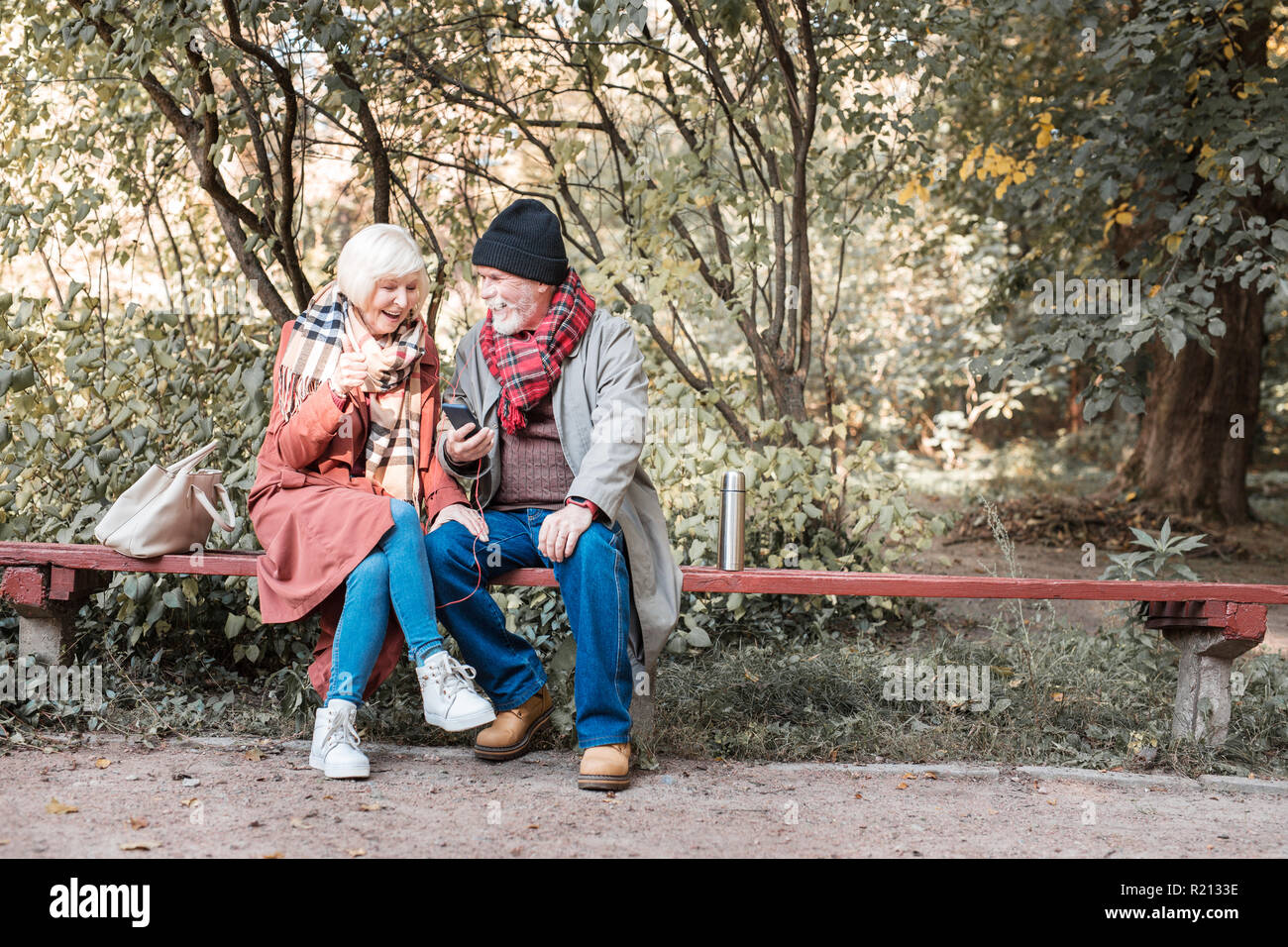 Felici entusiasti di età donna godendo la musica Foto Stock