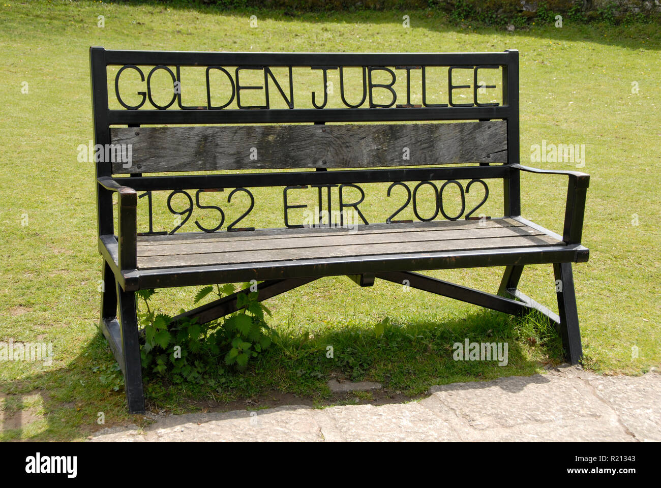 Sedile per contrassegnare il giubileo dorato della regina, 1952 - 2002, Widecombe-nel-Moor, Devon, Inghilterra Foto Stock