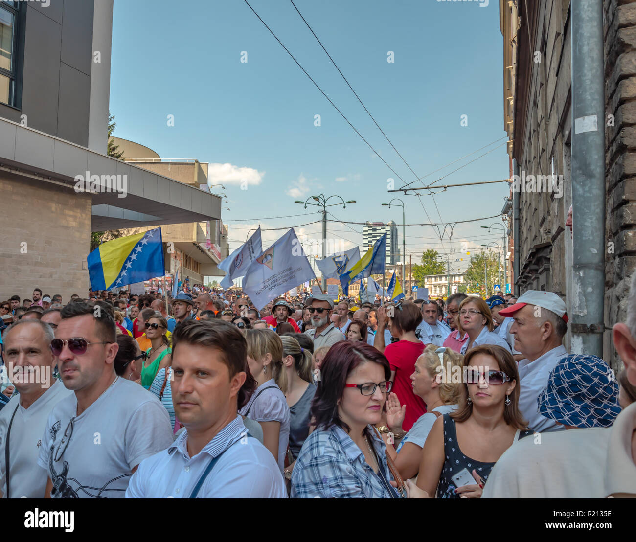 Bosniaco operai manifestano contro la nuova legge sul lavoro proposta nella FBIH anteriore del palazzo del parlamento Foto Stock