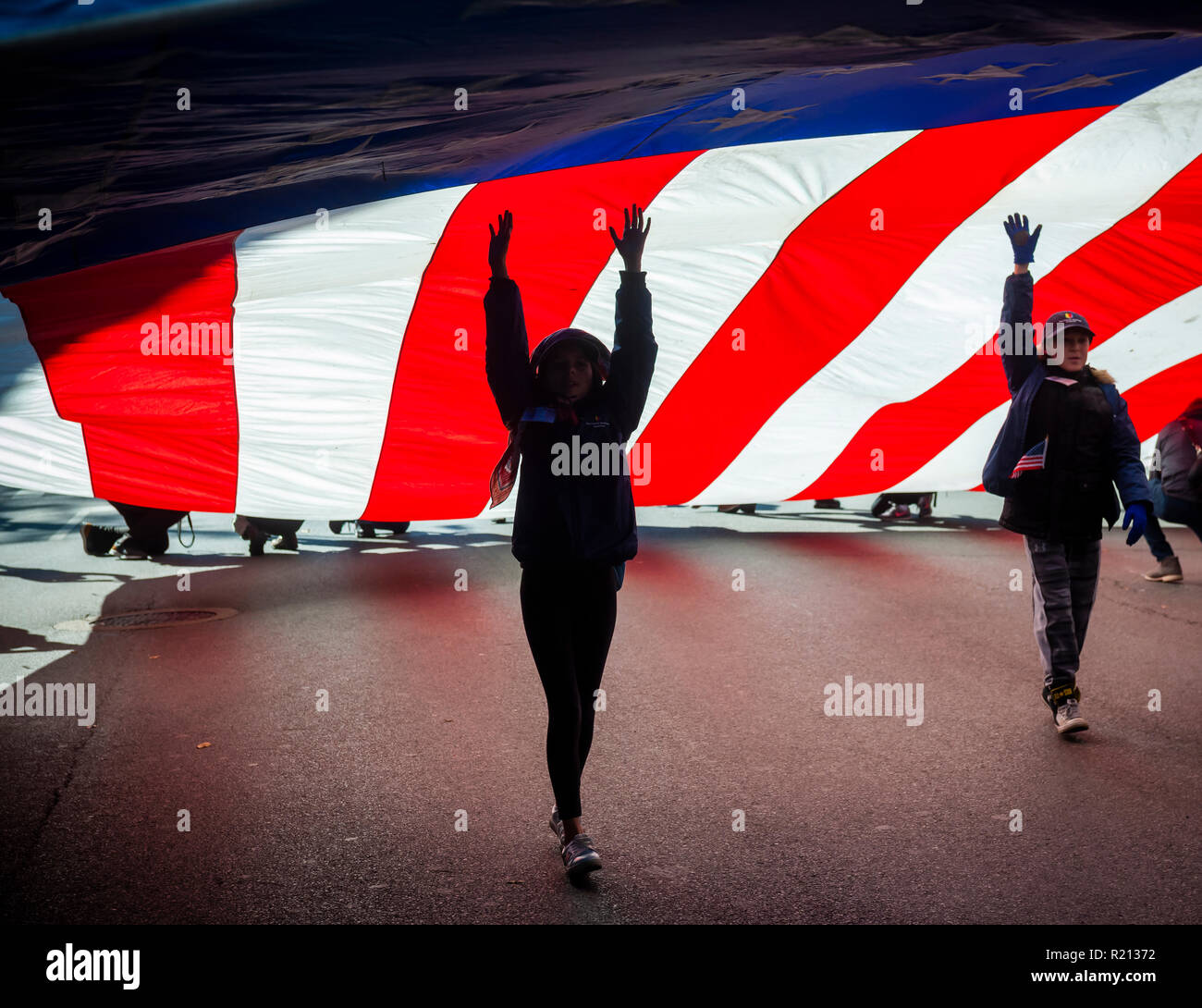 Un gigante di bandiera americana è portato sulla Fifth Avenue a New York durante i veterani parata del giorno di Domenica, 11 novembre 2018. Originariamente sa come il giorno dell'Armistizio, quest'anno la vacanza commemora il centesimo anniversario della fine della Seconda guerra mondiale I. sull'undicesima ora dell'undicesimo giorno dell'undicesimo mese le armi hanno taciuto nel 1918 segna la fine della Prima Guerra Mondiale. La vacanza è stata ampliata per includere tutti i soldati americani di tutte le guerre. (Â© Richard B. Levine) Foto Stock